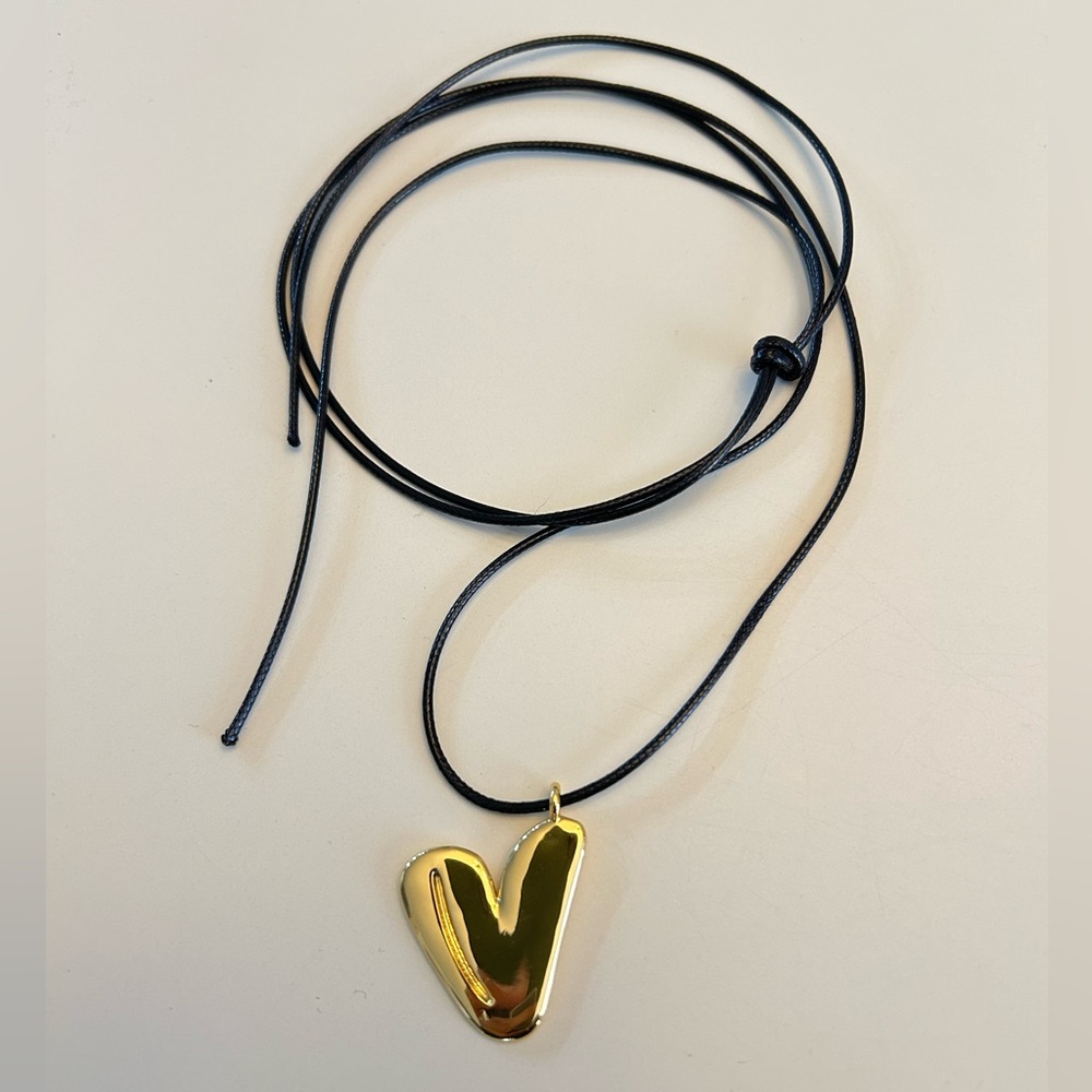 KNATURE V Gold Bubble Letter Charm Necklace